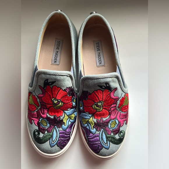 Steve Madden: Denim Floral Embroidered Sneakers - Picture 5 of 7